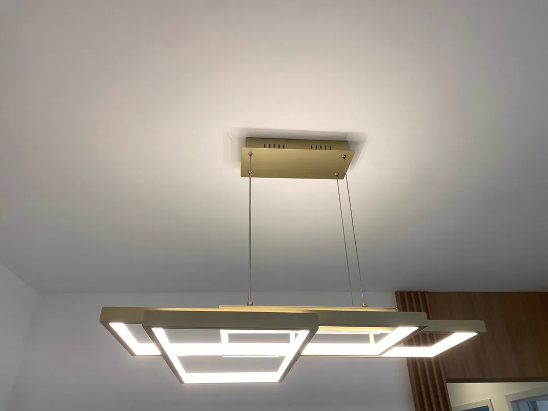 Pendente LED sobre a mesa de jantar — LS Elétrica